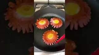 Жарим яйца с сосиской