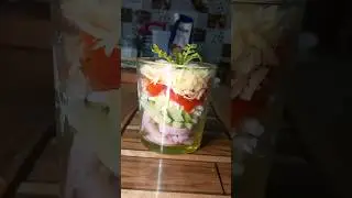 Салат коктейль с ветчиной, сыром и огурцами #салат #горшочеквари #простойсалат #салат коктейль