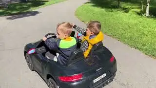 Стив катает брата в парке, аренда машинок