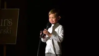 Tomek mój wnuk recytuje wiersz 
