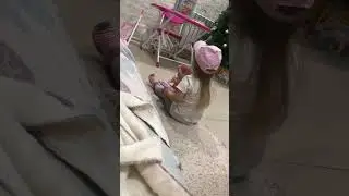 Учит ляльку песни петь😂