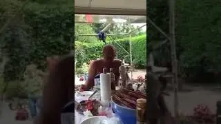 Мужик за столом поёт.