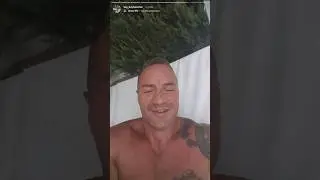 Tomasz Chic pierdzi (spodnie z trąbką)