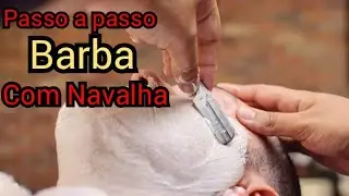 Tirando a barba com navalha.