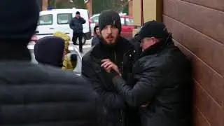 Будинок Порошенка охороняють тітушки, а їх - поліція