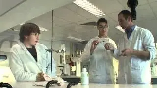 Chimie Sciences - L'eau oxygénée. Pourquoi mousse-t-elle avec le sang ? (8 min)