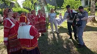 Гармонисты Иван Пивоваров и Алексей Федькин с ансамблем из Кочемирова  ,, На горе колхоз"