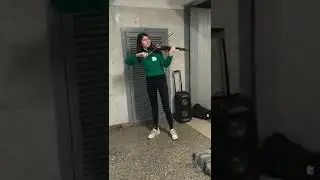 Скрипачка играет на струнах души
