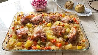 Готовлю вкусный обед в духовке. Нарезал, соединил, заправил и в духовку.