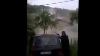 Snimak rusenja kuce pri klizistu u Semizovcu 16.5.2014.