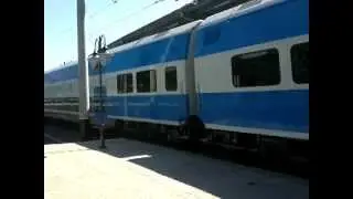 Прибытие двухэтажного поезда 