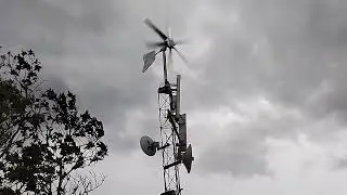 Gerador eólico caseiro instalado em uma torre de internet