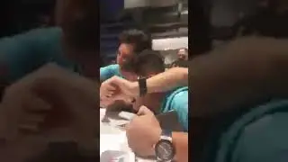 Festejando la Victoria de cruz azul _ aficionado emocionado
