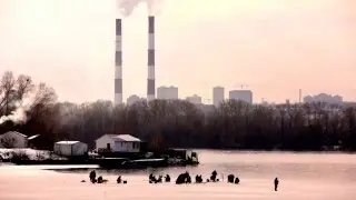 Зимняя рыбалка на Днепре в Киеве.