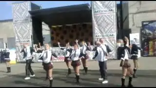 Выступление девушек в мини юбках