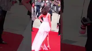 ANA DE ARMAS INTERACTUANDO CON FANS EN LA ALFOMBRA ROJA DE LOS TIFF 2024 🤗🥰 #Shorts