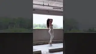 Stunning white tight leggings and crop tank top summer outfit 