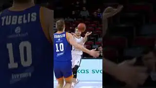 Ąžuolas send the ball away with a crazy block