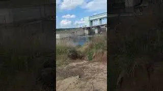 Открытая дамба и в новое русло по реке трудно вплыть ...