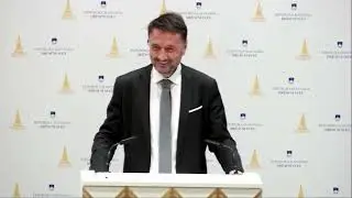 Težave z odlomljenim govorniškim pultom v državnem svetu