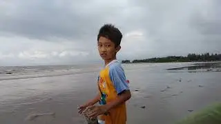 Si Kembar bermain di Pantai Cemara