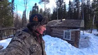 Проверил болото, где может быть косачиный ток. Избушка встречает нас, будем ночевать 2 серия.