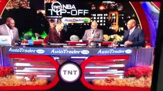 Shaq flips off Barkley on TNT