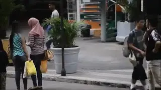 Sosyal Deney Parasını Yere Düşüren Adama Bakın Kim Yardım Etti