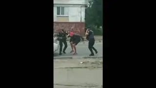 Неравнодушные пешеходы засняли скрыто видео  как полиция принимает