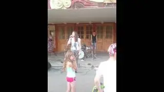 Маленький любитель рока )))