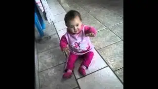 Minha filha andando de bundinha...
