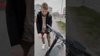 Разложился на мощном самокате