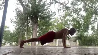 Flexiones pliométricas (demo de ejercicio)