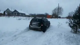 Дастер пробивает дорогу в снегу