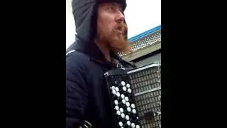 Счастливый бомж поет и рубит бабло!