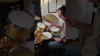 Double stroke roll drum lick  between HiHat, snare drum and bass drum 