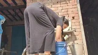 मैं धो रही हूं नीला ड्रम ||