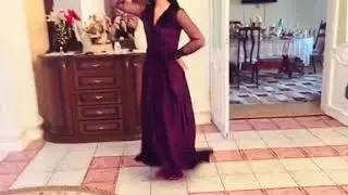 Миленькая  цыганка танцует дома 🎶🌹😍