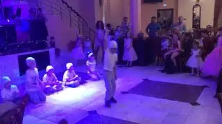 смешное. девочку колбасит на заднем плане