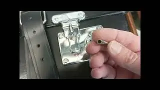 Подбор ключей к замкам чемодана GLOBE TROTTER.