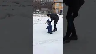 Тима с папой катаются на санках 6