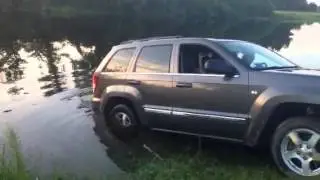 Проверка джипа на водостойкость, заехал задом в речку