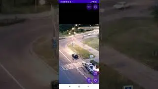 Водитель на автомобиле волга белого цвета превышает скорость при движении