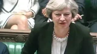 Qadın deputat parlamentdə alt paltarını göstərdi (Lucy Frazer MP upskirt moment)