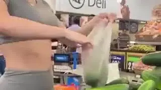 Дама выбирает огурцы