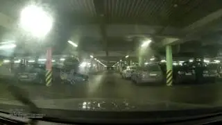 Блондинка едет не смотрит на знаки
