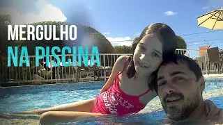 MERGULHANDO NO FUNDO DA PISCINA