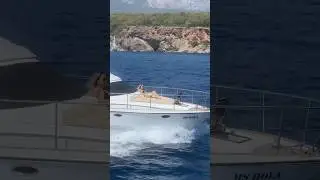 Она решила уплыть от него, но обгорела на солнце