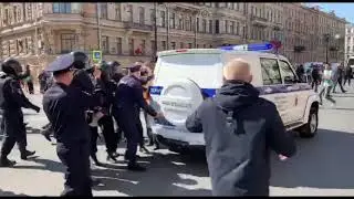Полиция задерживает координатора штаба Навального в Петербурге