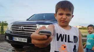 Maxim Akel показывает новую машину родителей - Toyota Landcruiser Дети и машина. Дети за рулем.
